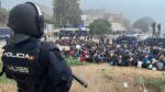 Los inmigrantes desalojados de la playa del Trampolín se dividen entre los que regresan a Marruecos y los que prefieren filiarse