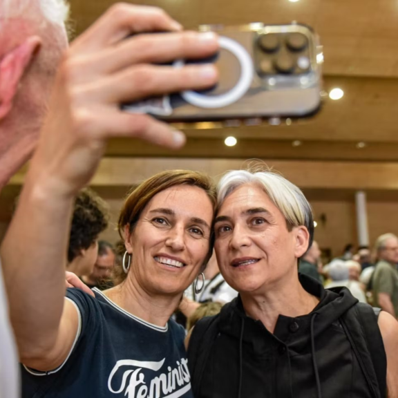 Ada Colau y Mónica García.