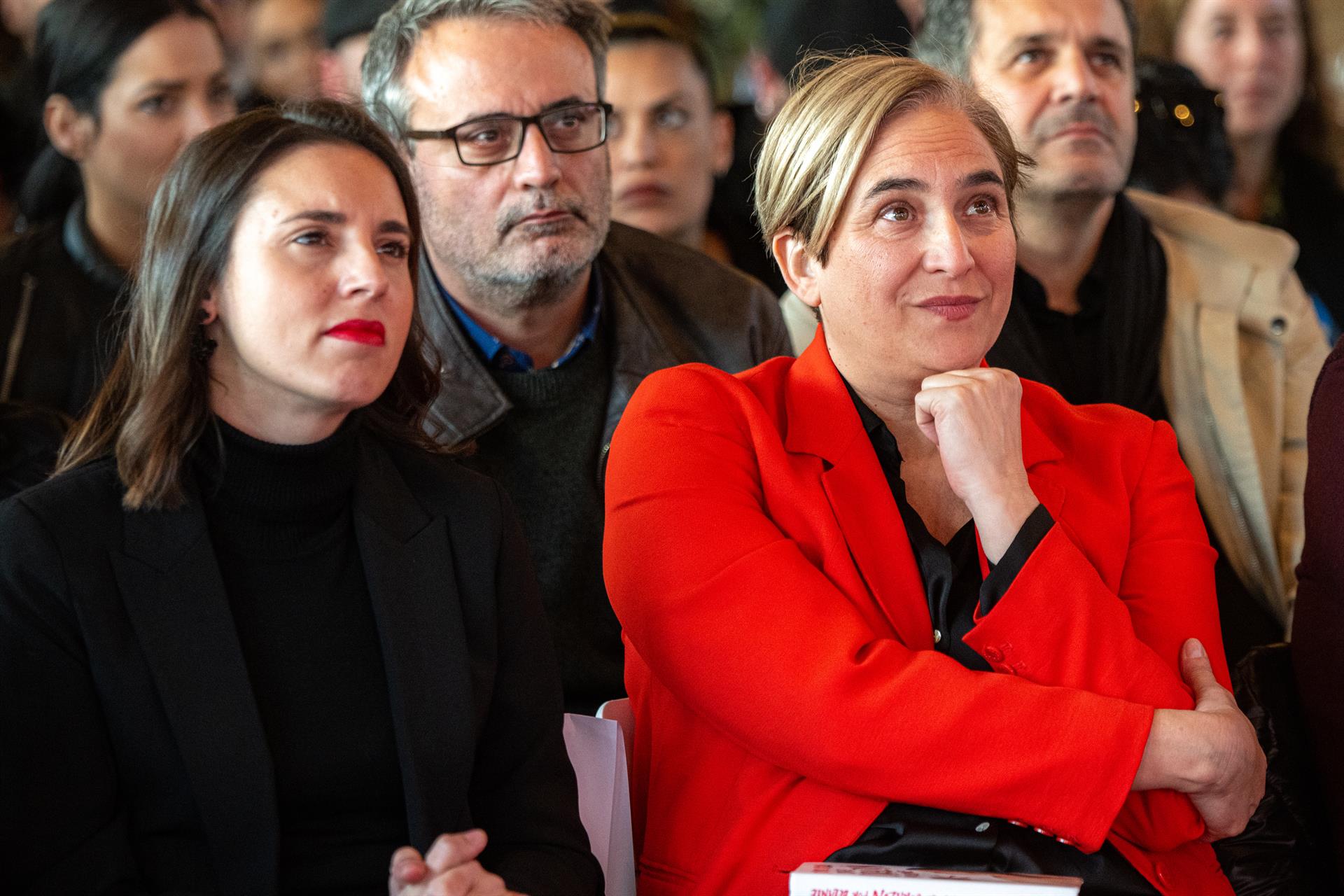 La exministra de Igualdad, Irene Montero (1i) y la exalcaldesa de Barcelona, Ada Colau.