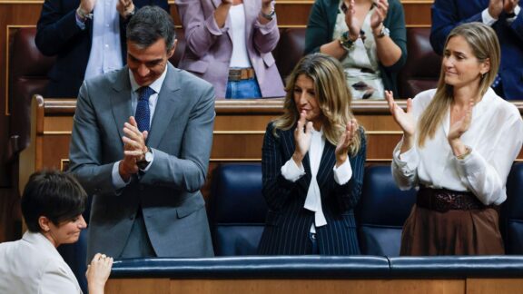 La ministra de Vivienda, Isabel Rodríguez, recibe el aplauso del presidente del Gobierno, Pedro Sánchez, la vicepresidenta segunda, Yolanda Díaz, y la vicepresidenta tercera, Sara Aagesen.