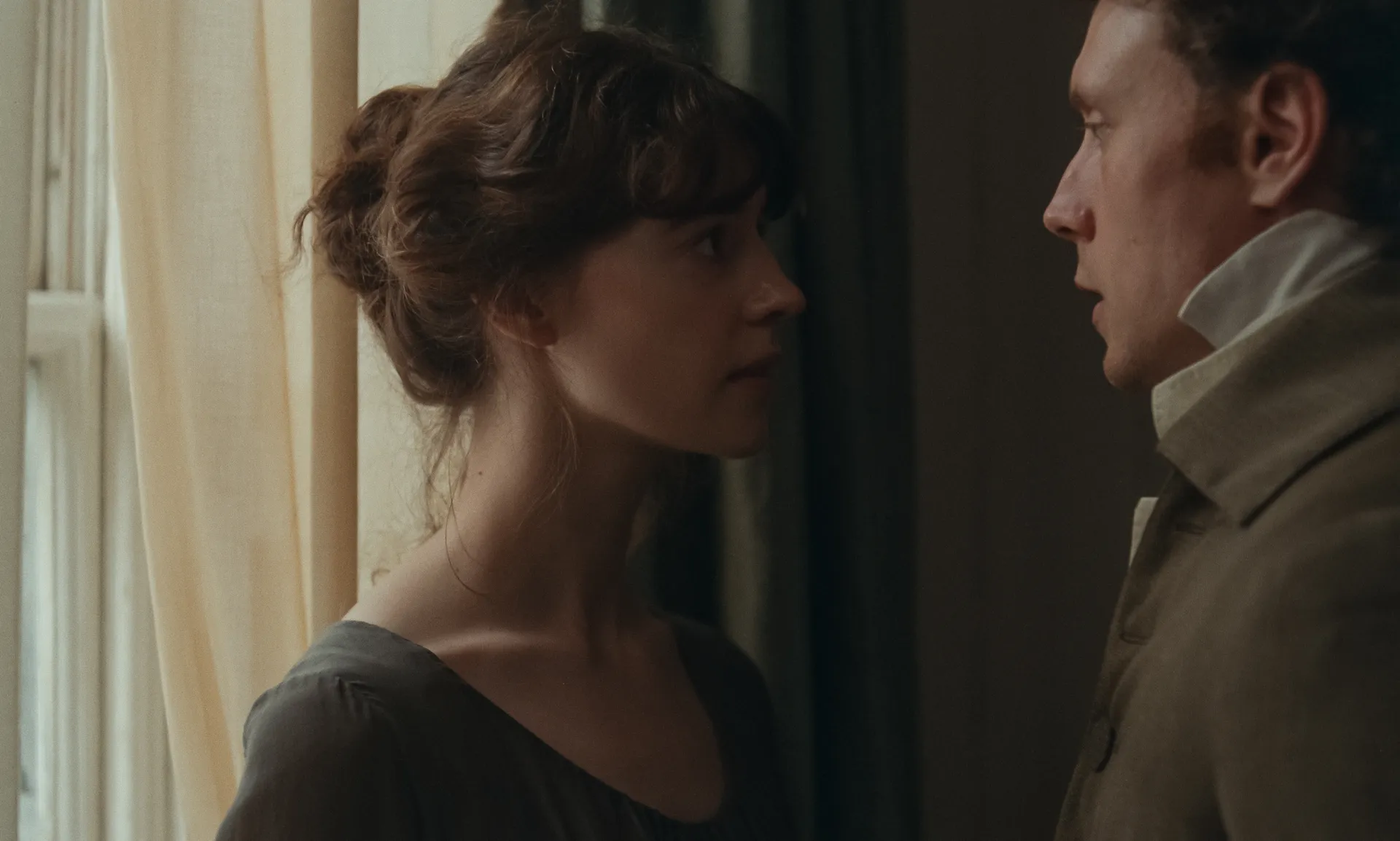 Daisy Edgar-Jones como Elinor Dashwood y George MacKay como Edward Ferrars en 'Sentido y sensibilidad'