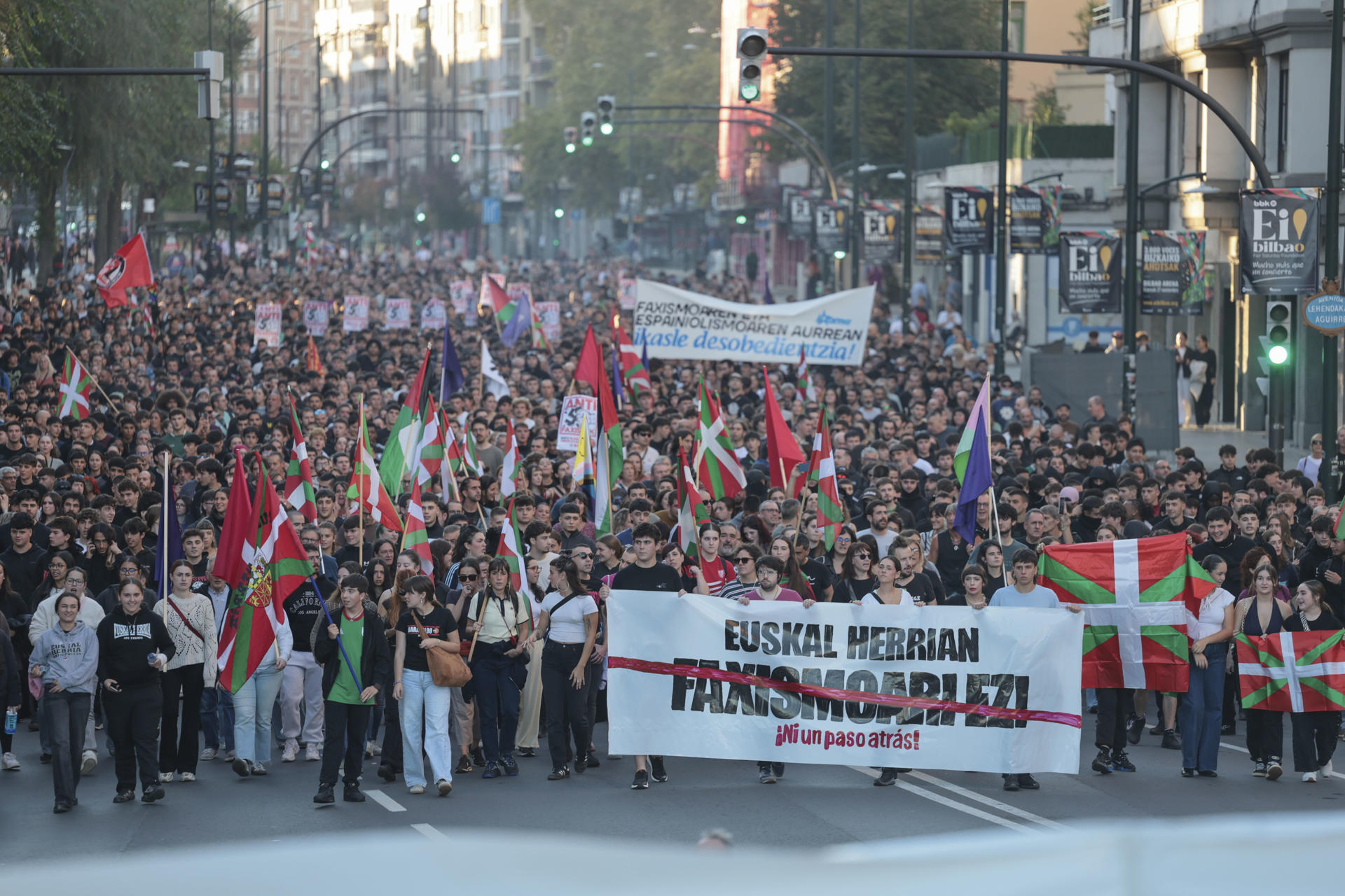 BILBAO, 26/10/2026.- Cientos de jóvenes participan en una manifestación de estudiantes y de colectivos 'antifascistas' este lunes por el centro de Bilbao "contra el fascismo" y en protesta por el acto anunciado por el agitador y activista político Vito Quiles para esta tarde en la ciudad. EFE/Luis Tejido