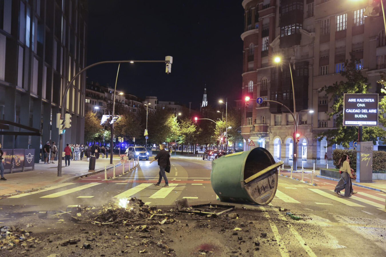 BILBAO, 26/10/2026.- Varios cientos de personas, en su mayoría encapuchadas, han protagonizado altercados en el barrio bilbaíno de Deusto tras disolverse una concentración 'antifascista' contra la celebración de un acto público del periodista Vito Quiles, que finalmente ha sido suspendido, incidentes en los que la Ertzaintza ha detenido a nueve personas. EFE/Luis Tejido