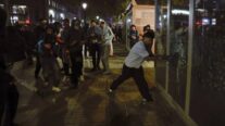 Un grupo de jóvenes vandaliza un comercio en Barcelona.