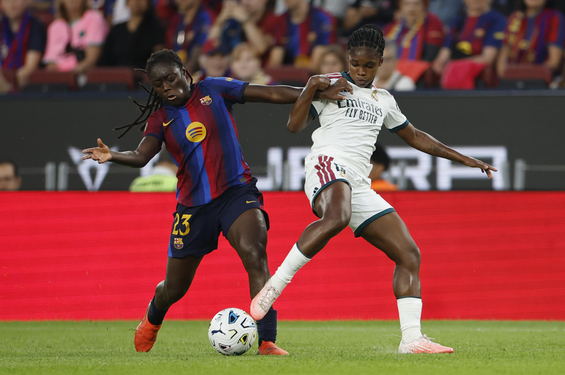 BARCELONA, 04/10/2026.- La defensa del Barcelona Aicha Camara (i) pelea un balón con la delantera colombiana del Real Madrid Linda Caicedo, durante el partido de Liga F entre el Barcelona y el Real Madrid disputado este domingo en el Camp Nou de Barcelona. EFE/ Alberto Estévez