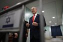 Netanyahu agita las acusaciones de injerencia extranjera tras quedarse sin mayoría para gobernar