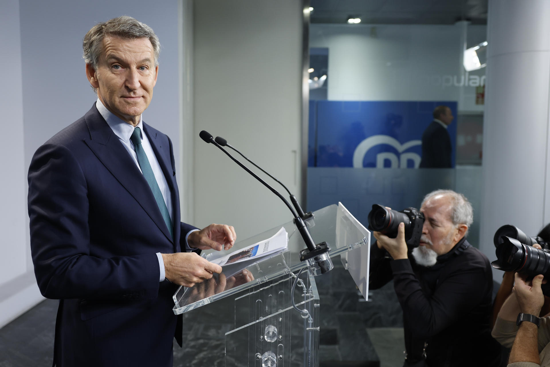 MADRID (ESPAÑA), 05/10/2026.- El líder del Partido Popular Alberto Núñez Feijóo durante una comparecencia en la sede del partido en la calle Génova de Madrid este lunes para hacer una valoración sobre el anuncio del presidente del Gobierno, Pedro Sánchez, de convocar elecciones el próximo 29 de noviembre. EFE/ Mariscal