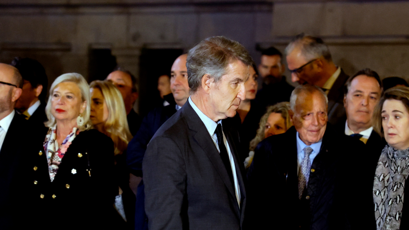 Alberto Núñez Feijóo, durante el minuto de silencio en memoria de las víctimas.