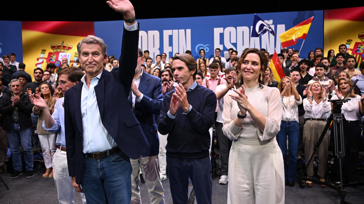 MADRID, 10/10/2026.- El líder del Partido Popular (PP), Alberto Núñez-Feijóo (2i), junto al expregidente del Gobierno José María Aznar (2d), la presidenta de la Comunidad de Madrid, Isabel Díaz Ayuso (d), y el alcalde de la capital, José Luis MArtínez-Ameida (i) durante un acto de precampaña del partido en Madrid, este sábado. EFE/Fernando Villar