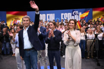 Feijóo promete gobernar “con la verdad por delante” mientras Ayuso reitera sus sospechas sobre el voto por correo