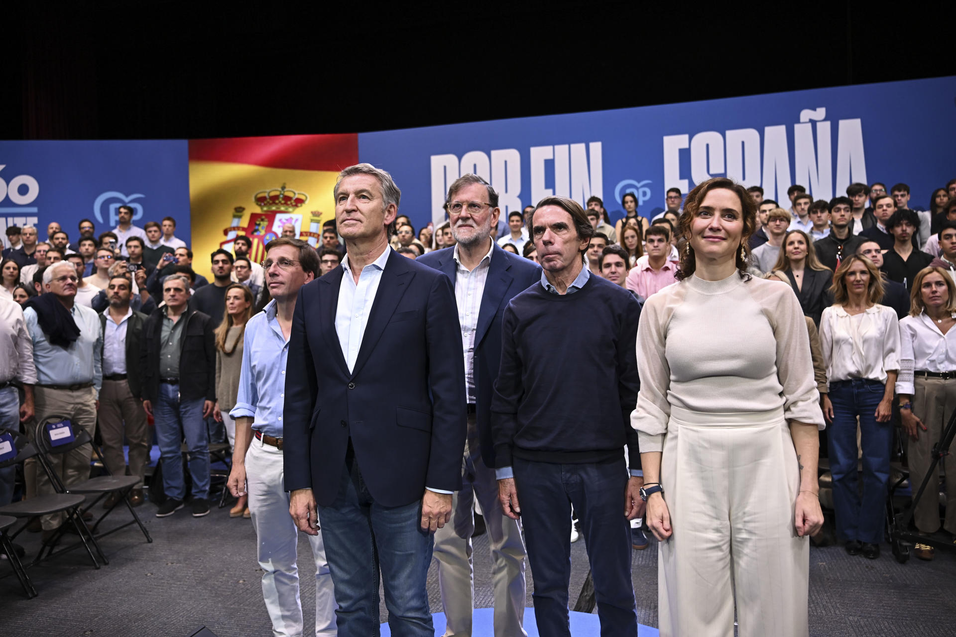MADRID, 10/10/2026.- El líder del Partido Popular (PP), Alberto Núñez-Feijóo (2i), junto al expregidente del Gobierno José María Aznar (2d), la presidenta de la Comunidad de Madrid, Isabel Díaz Ayuso (d); el alcalde de la capital, José Luis Martínez-Ameida (i) y el expresidente del Gobierno Mariano Rajoy (c) durante un acto de precampaña del partido en Madrid, este sábado. EFE/Fernando Villar