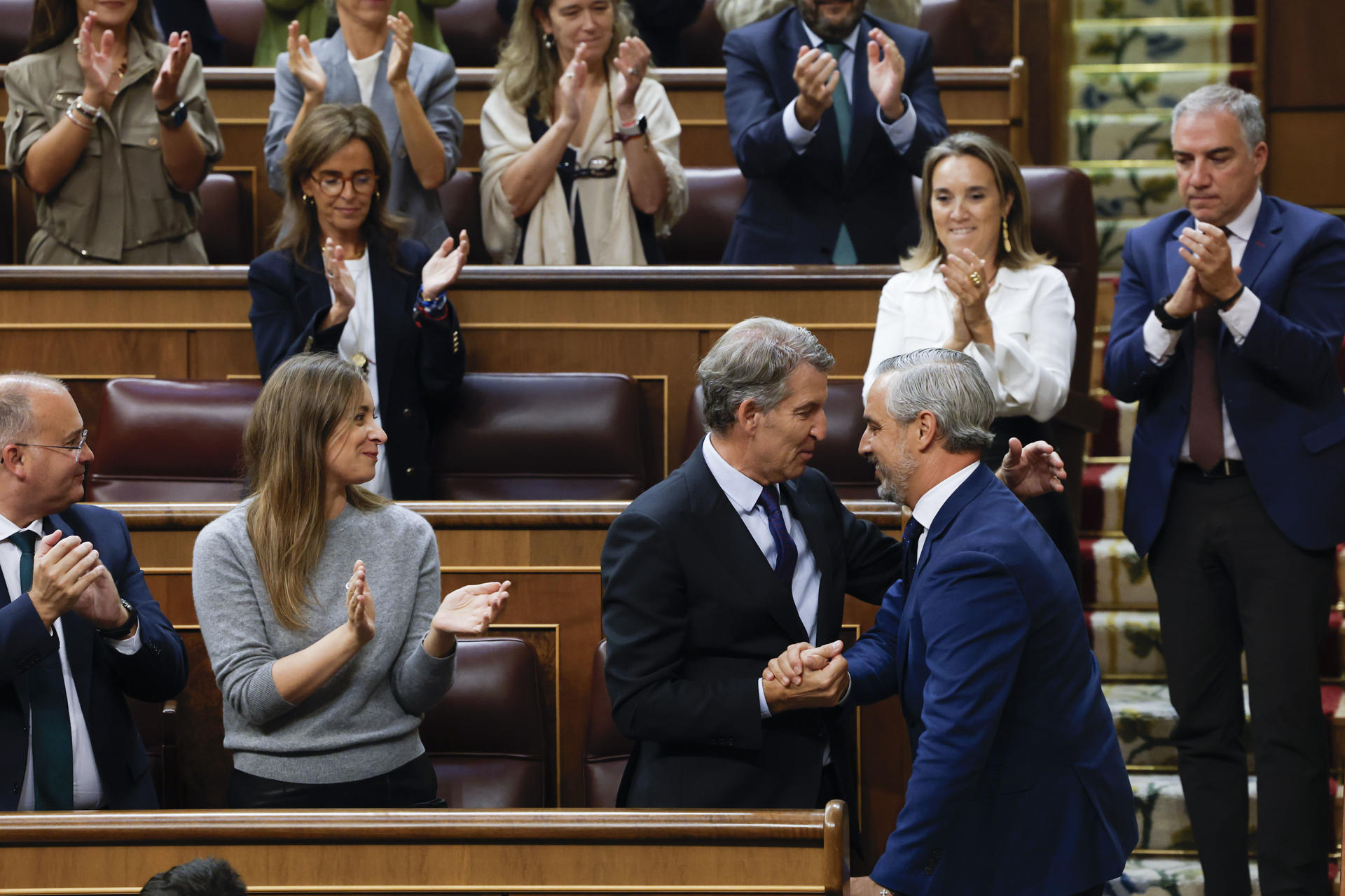 MADRID, 02/10/2026.- El líder del PP Alberto Núñez Feijóo (2d) saluda al diputado de su partido Juan Bravo (d) tras su interventión durante el pleno en el que se debate y vota los decretos de vivienda del Gobierno celebrado este viernes en el Congreso de los Diputados en Madrid. EFE/JJ Guillén