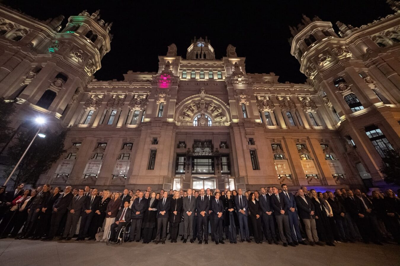 El presidente del PP, Alberto Núñez Feijóo, en el minuto de silencio convocado por la FEMP