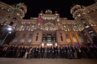 El presidente del PP, Alberto Núñez Feijóo, en el minuto de silencio convocado por la FEMP