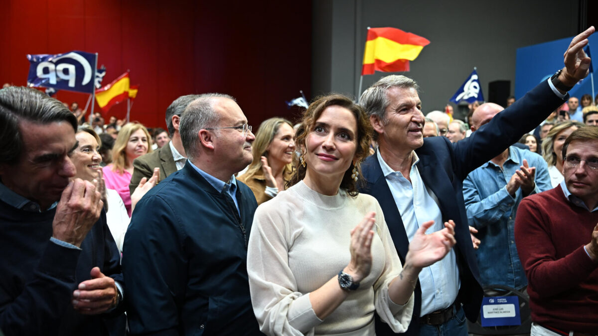 MADRID, 10/10/2026.- El líder del Partido Popular (PP), Alberto Núñez-Feijóo (2d), junto al expresidente del Gobierno José María Aznar (i), la presidenta de la Comunidad de Madrid, Isabel Díaz Ayuso (c); el secretario general del Partido Popular, Miguel Tellado (2i); y el alcalde de Madrid, José Luis Martínez-Almeida (d), durante un acto de precampaña del partido en Madrid, este sábado. EFE/Fernando Villar