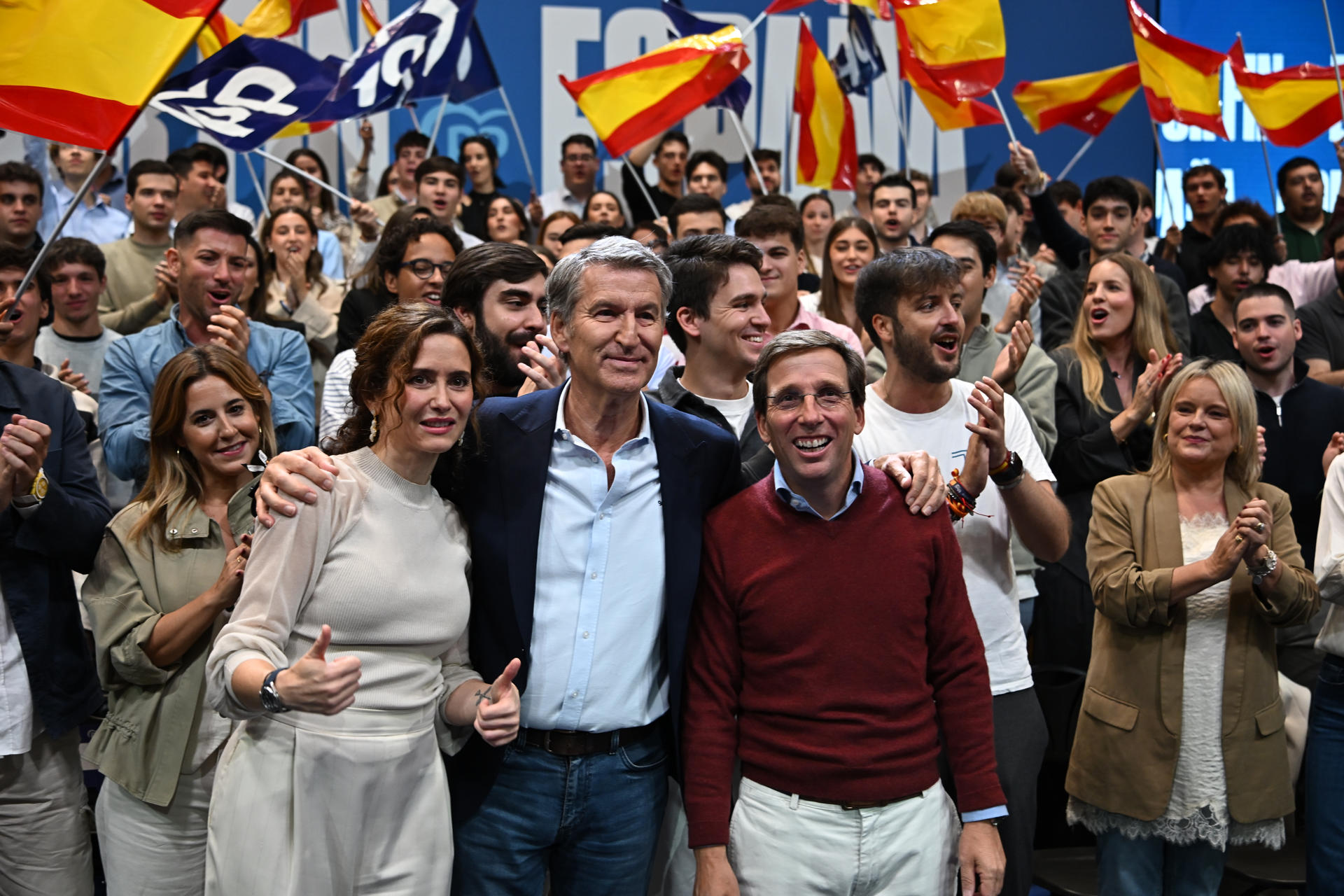 MADRID, 10/10/2026.- El líder del Partido Popular (PP), Alberto Núñez-Feijóo (c), junto a la presidenta de la Comunidad de Madrid, Isabel Díaz Ayuso (c-i), y el alcalde de lacapital, José Luis Martínez-Almeida (c-d) durante un acto de precampaña del partido en Madrid, este sábado. EFE/Fernando Villar