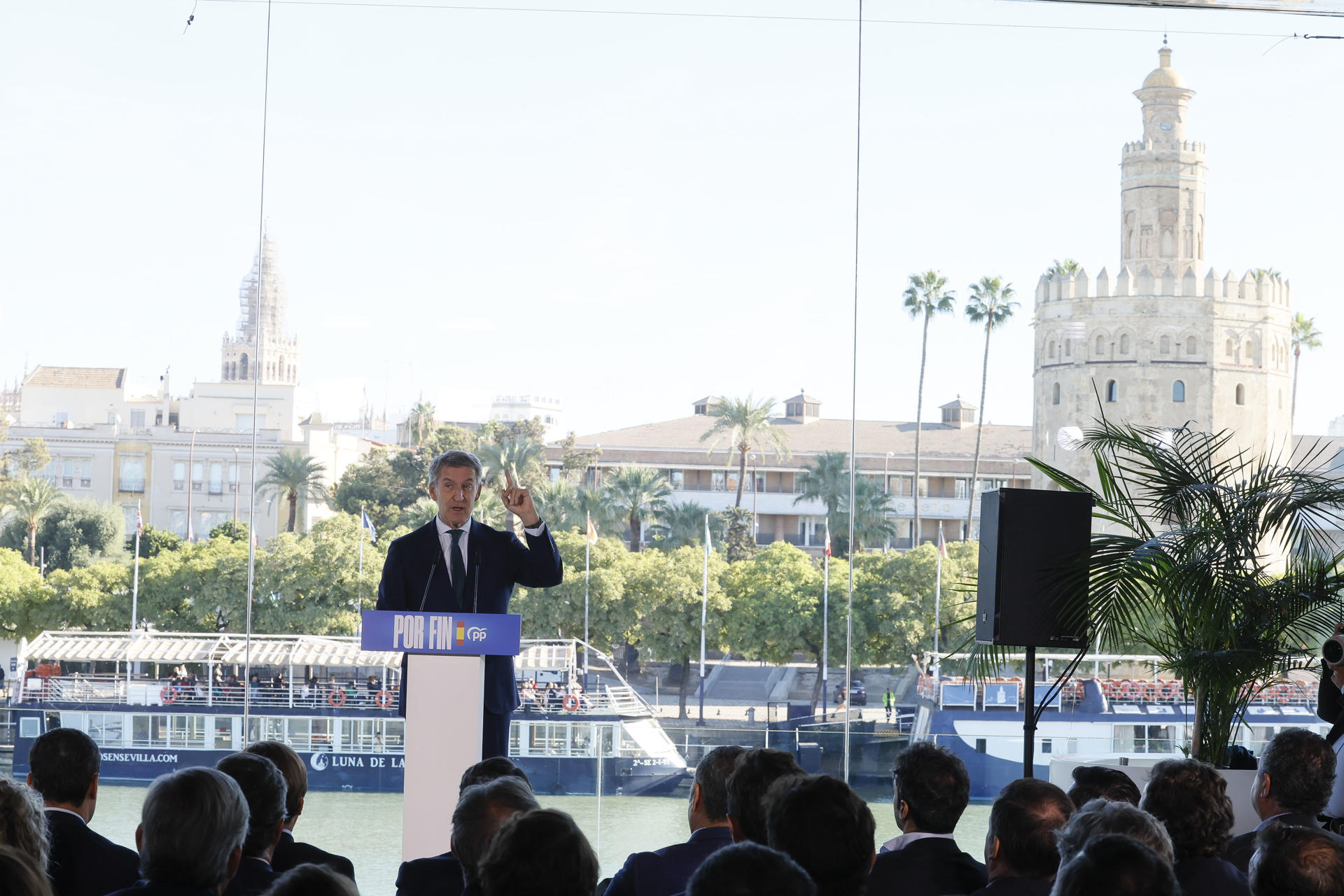 SEVILLA (ESPAÑA), 21/10/2026.- El presidente del PP, Alberto Núñez Feijóo participa en un acto electoral celebrado este miércoles en Sevilla. EFE/ José Manuel Vidal