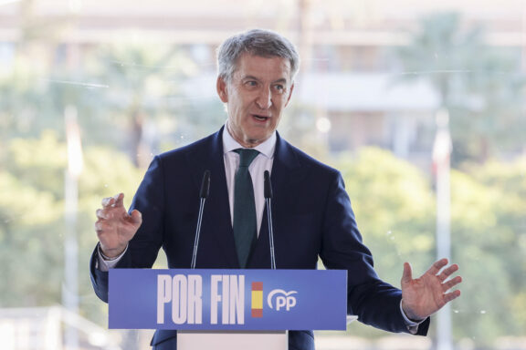 SEVILLA (ESPAÑA), 21/10/2026.- El presidente del PP, Alberto Núñez Feijóo participa en un acto electoral celebrado este miércoles en Sevilla. EFE/ José Manuel Vidal