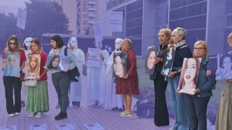 Madres y familiares de víctimas de feminicidio, como Asun Casasola, este viernes en Girona