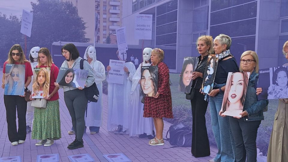 Madres y familiares de víctimas de feminicidio, como Asun Casasola, este viernes en Girona