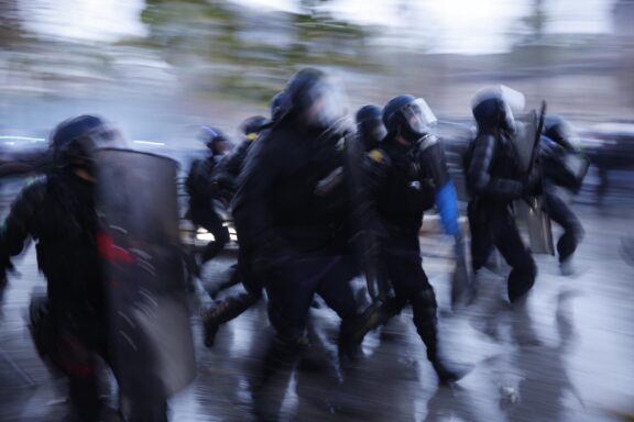 PARIS (France), 24/10/2026.- Riot police move through a street during a demonstration against rising living costs and cuts to public services in Paris, France, 24 October 2026. Around 70,000 police and security personnel are deployed across France following violent nationwide protests on 17 October 2026 involving Yellow Vest (Gilets Jaunes) activists, high school and university students, trade unions and other groups protesting against rising fuel prices and deteriorating public services. (Protestas, Francia) EFE/EPA/YOAN VALAT