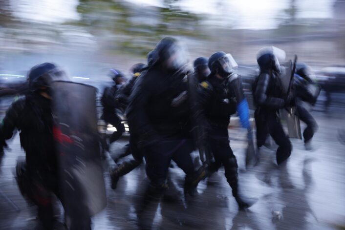 PARIS (France), 24/10/2026.- Riot police move through a street during a demonstration against rising living costs and cuts to public services in Paris, France, 24 October 2026. Around 70,000 police and security personnel are deployed across France following violent nationwide protests on 17 October 2026 involving Yellow Vest (Gilets Jaunes) activists, high school and university students, trade unions and other groups protesting against rising fuel prices and deteriorating public services. (Protestas, Francia) EFE/EPA/YOAN VALAT
