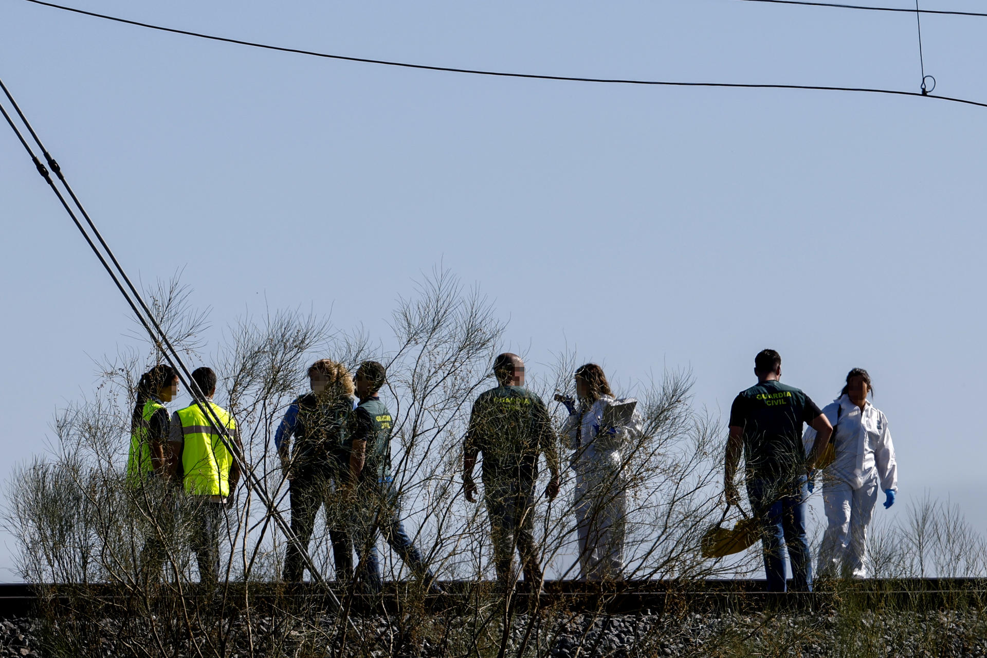 URDA (TOLEDO), 28/10/2026.- Servicios de emergencia y miembros de la Guardia Civil trabajan en el lugar del accidente de dos trenes de alta velocidad, uno de Renfe y otro de Iryo, que han colisionado a primera hora de este miércoles a la altura de la estación de Urda (Toledo), donde hay al menos 64 fallecidos. EFE/ Chema Moya