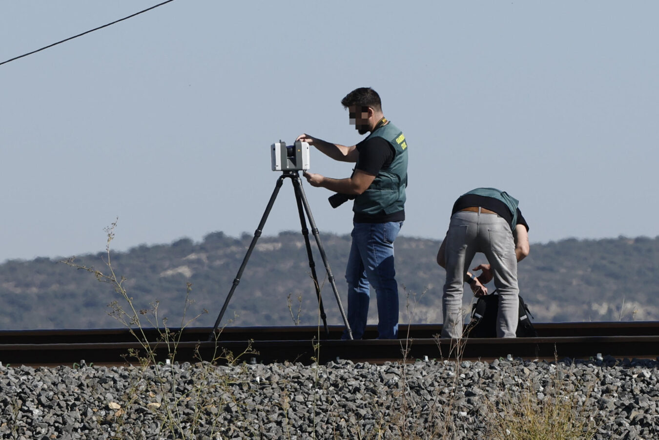 URDA (TOLEDO), 28/10/2026.- Miembros de la Guardia Civil trabajan en el lugar del accidente de dos trenes de alta velocidad, uno de Renfe y otro de Iryo, que han colisionado a primera hora de este miércoles a la altura de la estación de Urda (Toledo), donde hay al menos 64 fallecidos. EFE/ Chema Moya
