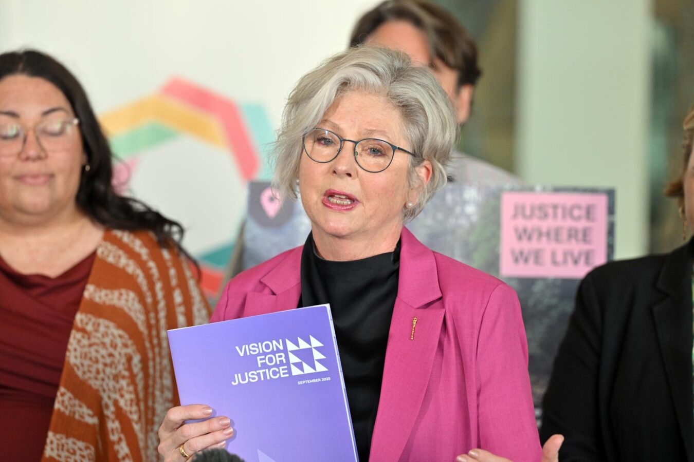 CANBERRA (Australia), 19/10/2026.- Independent member for Indi Helen Haines and frontline community legal workers at a press conference at Parliament House in Canberra, Wednesday, October 14, 2026. EFE/EPA/MICK TSIKAS NO ARCHIVING AUSTRALIA AND NEW ZEALAND OUT