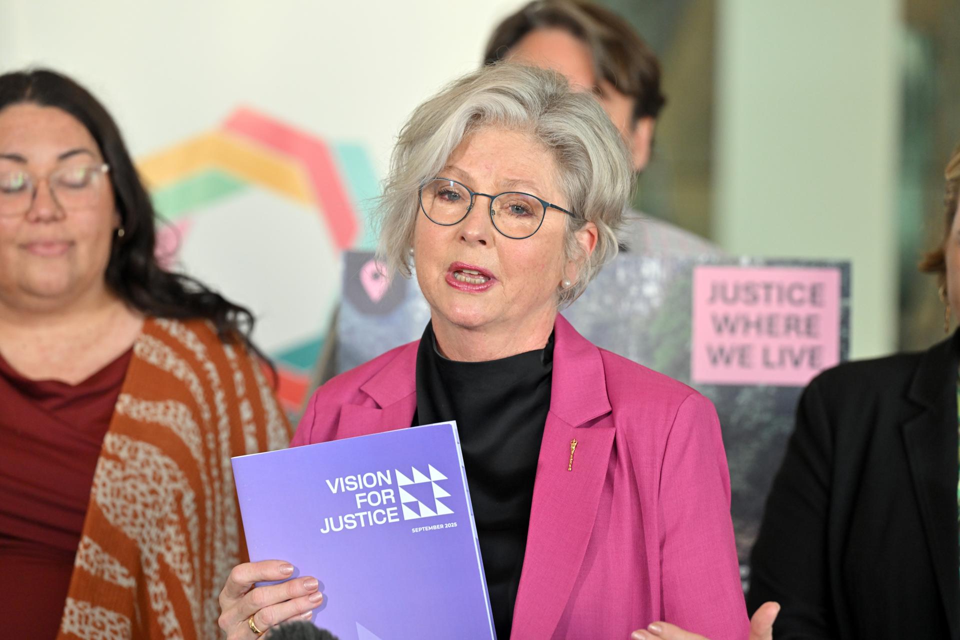 CANBERRA (Australia), 19/10/2026.- Independent member for Indi Helen Haines and frontline community legal workers at a press conference at Parliament House in Canberra, Wednesday, October 14, 2026. EFE/EPA/MICK TSIKAS NO ARCHIVING AUSTRALIA AND NEW ZEALAND OUT