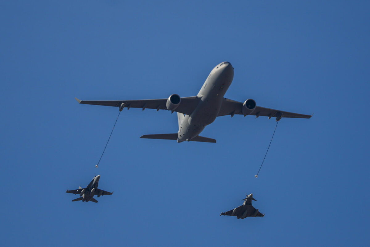 MADRID, 12/10/2026.- Un avión A330 MRTT de reabastecimiento en vuelo, un caza EF-18 Hornet (i), y un caza Eurofighter Typhoon (d) del Ejército del Aire y del Espacio de España, durante el tradicional desfile militar por las calles del centro de Madrid en el que participan casi 4.400 militares, 144 vehículos, 39 motos, 50 aviones y 32 helicópteros, este lunes Día de la Fiesta Nacional. EFE/ Daniel González