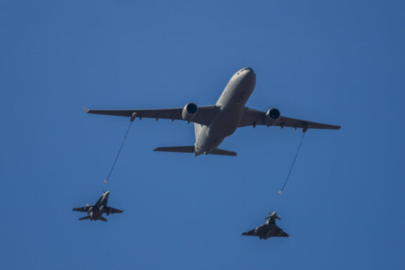 MADRID, 12/10/2026.- Un avión A330 MRTT de reabastecimiento en vuelo, un caza EF-18 Hornet (i), y un caza Eurofighter Typhoon (d) del Ejército del Aire y del Espacio de España, durante el tradicional desfile militar por las calles del centro de Madrid en el que participan casi 4.400 militares, 144 vehículos, 39 motos, 50 aviones y 32 helicópteros, este lunes Día de la Fiesta Nacional. EFE/ Daniel González