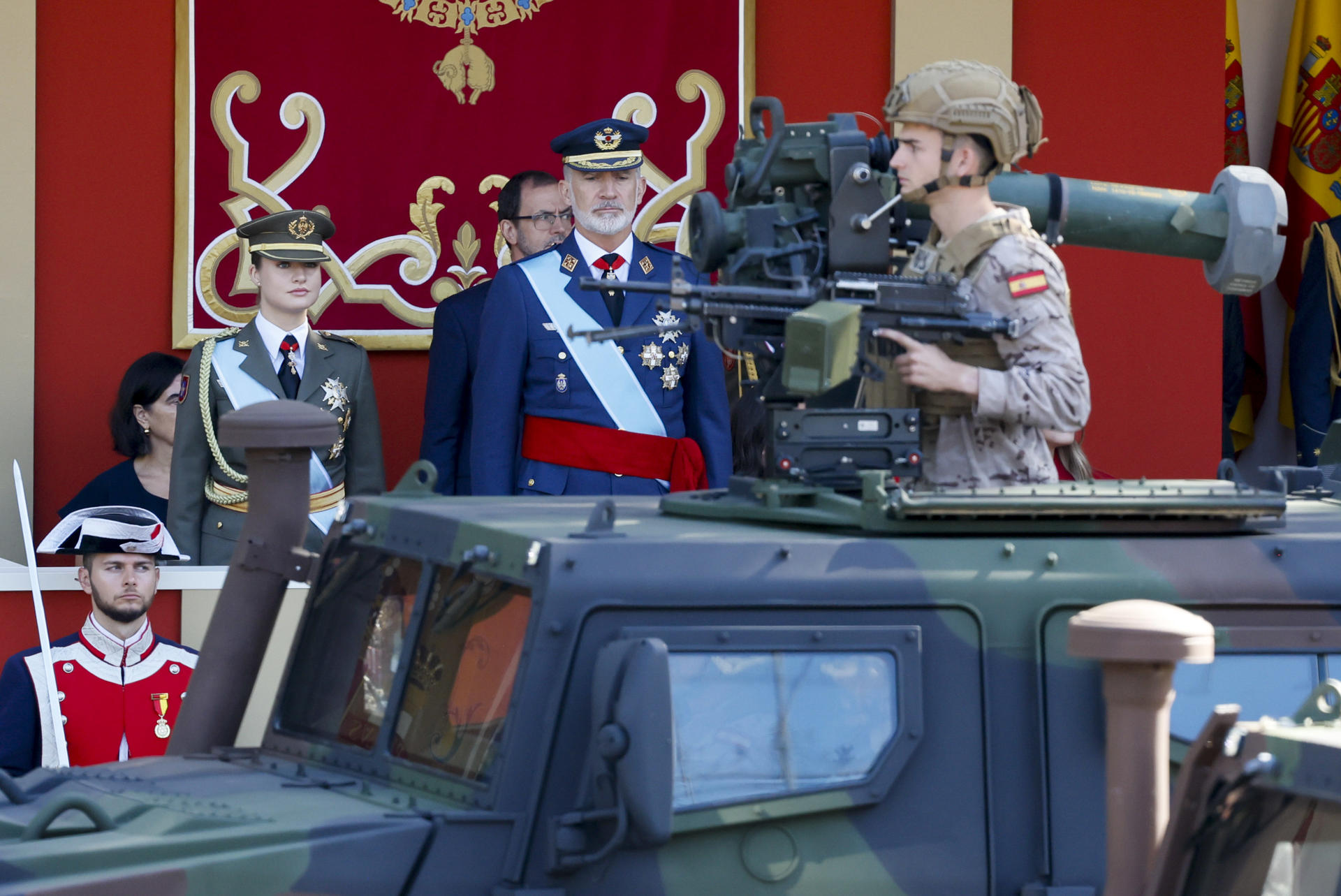 MADRID, 12/10/2026.- La princesa Leonor (i) y el rey Felipe VI (c), durante el tradicional desfile militar por las calles del centro de Madrid en el que participan casi 4.400 militares, 144 vehículos, 39 motos, 50 aviones y 32 helicópteros, este lunes Día de la Fiesta Nacional. EFE/ Ballesteros