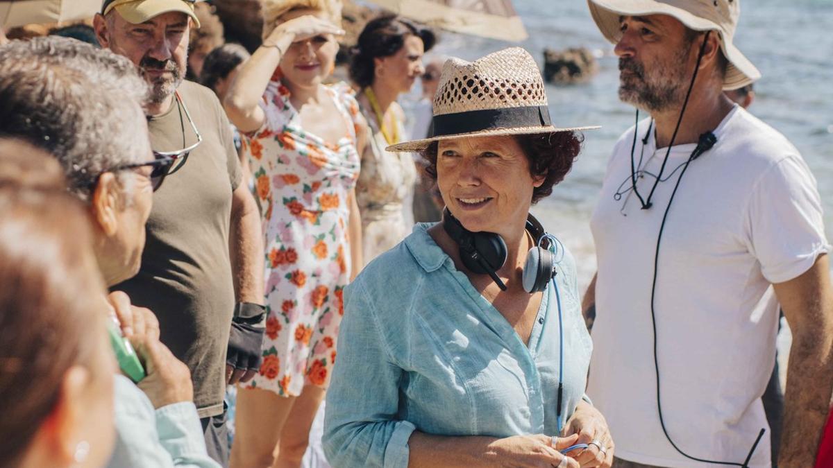 La directora Iciar Bollaín, durante el rodaje de 'La boda de Rosa'