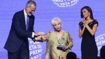 BARCELONA, 15/10/2026.- La escritora chilena Isabel Allende (c), acompañada por los reyes de España Felipe (i) y Letizia (d), gana el Premio Planeta 2026 con 'La hora antes del Alba', en la 75 edición del Premio Planeta de novela, esta noche de jueves en Barcelona. EFE/ Alejandro García