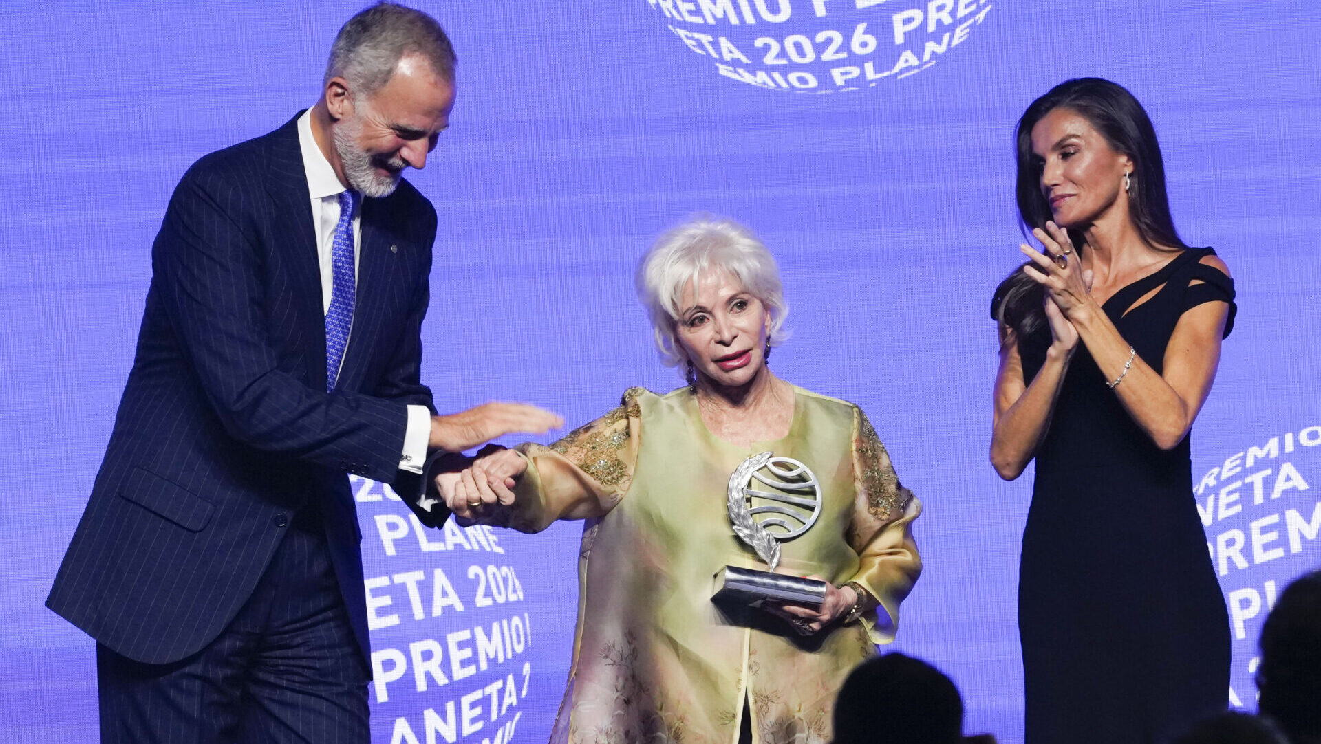 BARCELONA, 15/10/2026.- La escritora chilena Isabel Allende (c), acompañada por los reyes de España Felipe (i) y Letizia (d), gana el Premio Planeta 2026 con 'La hora antes del Alba', en la 75 edición del Premio Planeta de novela, esta noche de jueves en Barcelona. EFE/ Alejandro García
