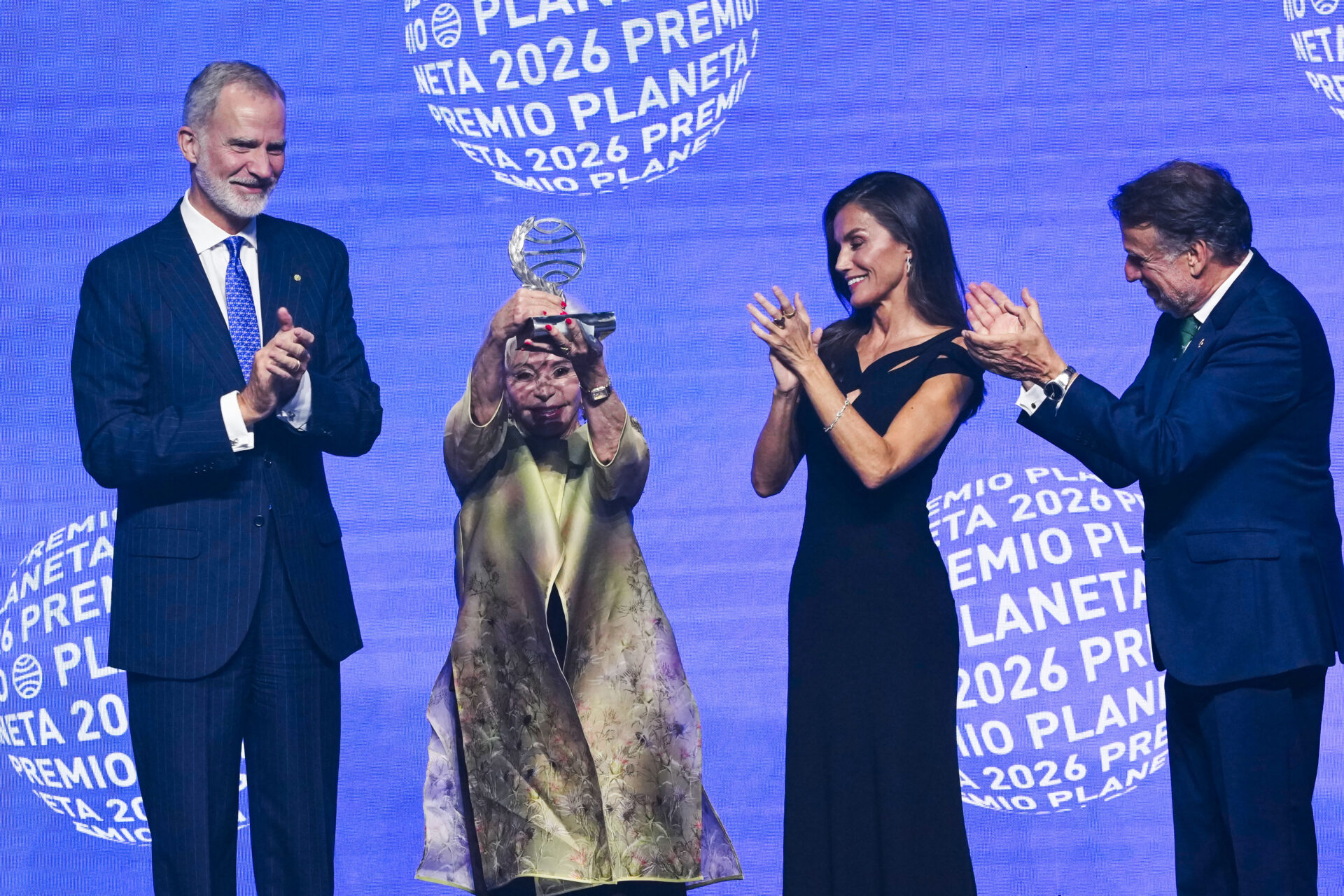 BARCELONA, 15/10/2026.- La escritora chilena Isabel Allende (2i) gana el Premio Planeta 2026 con 'La hora antes del Alba', acompañada por los reyes de España Felipe (i) y Letizia (2d) y por el director del Grupo Planeta José Creuheras (d), en la 75 edición del Premio Planeta de novela, esta noche de jueves en Barcelona. EFE/ Alejandro García