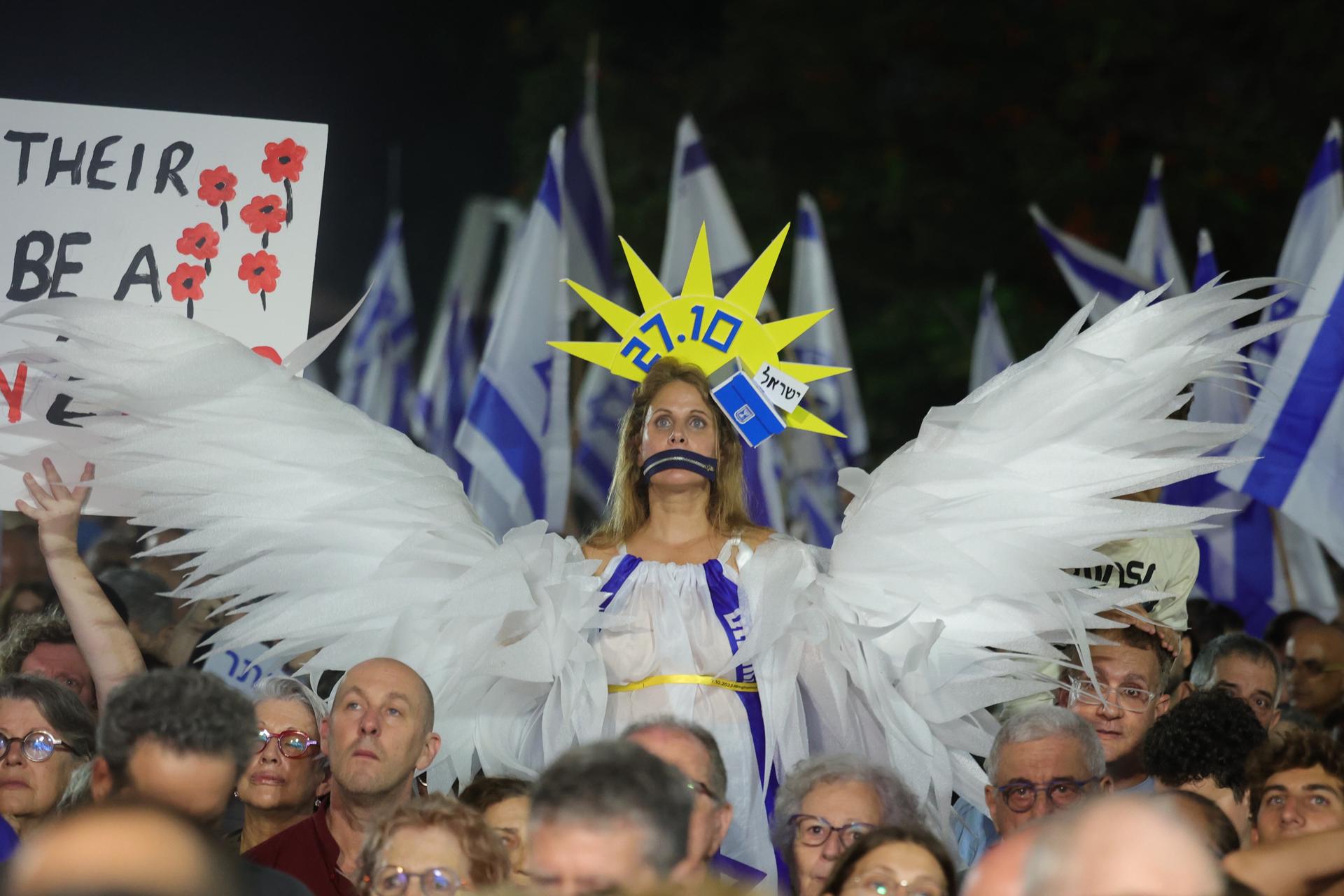 Tel Aviv (Israel), 24/10/2026.- People take part in an anti-government rally in Tel Aviv, Israel, 24 October 2026. Israel will hold its national legislative election to choose the 120 members of the 26th Knesset on 27 October 2026. (Elecciones) EFE/EPA/ABIR SULTAN