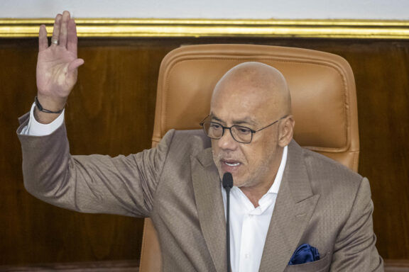 AME1431. CARACAS (VENEZUELA), 29/09/2026.- El presidente de la Asamblea Nacional de Venezuela, Jorge Rodríguez, habla en una sesión del parlamento este martes, en el Palacio Federal Legislativo en Caracas (Venezuela). El Parlamento de Venezuela, de mayoría chavista, designó una comisión de once diputados que se encargará de redactar el proyecto para la reforma de la 'Ley Constitucional contra el Odio, por la Convivencia Pacífica y la Tolerancia' solicitada por la presidenta encargada, Delcy Rodríguez. EFE/ Miguel Gutiérrez