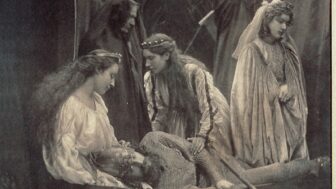 Julia Margaret Cameron retrató la temática artúrica, como los artistas prerrafaelitas.V&A Images