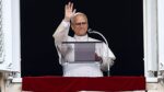 León XIV reaparece en el rezo del Ángelus en el Vaticano tras su operación de pulmón