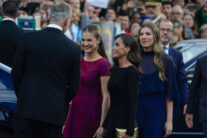 OVIEDO, 23/10/2026.- El rey Felipe, la reina Letizia, la princesa Leonor y la infanta Sofía a su llegada a la ceremonia de entrega de los Premios Princesa de Asturias 2026 que se celebra este viernes en el Teatro Campoamor de Oviedo. EFE/ Paco Paredes