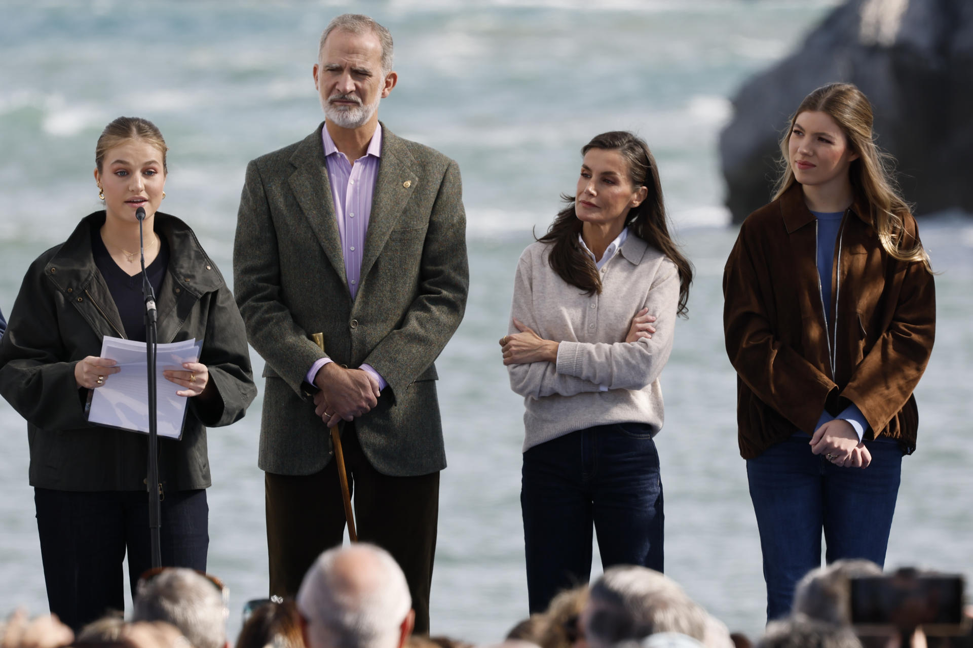 LLANES (ASTURIAS), 24/10/2026.- La princesa Leonor pronuncia una palabras en presencia de los reyes Felipe VI y Letizia, y de la infanta Sofía, con motivo de la entrega del Premio al Pueblo Ejemplar de Asturias 2026 a la Cofradía de Pescadores Santa Ana de Llanes, distinguida por su trabajo en favor de la sostenibilidad, la innovación, la solidaridad, el estudio y la difusión de la cultura pesquera, y la eficiencia en su modelo de gestión, este sábado. EFE/ Ballesteros