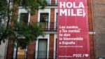 El PSOE despliega una pancarta contra Milei en la calle de Ferraz: “Los zurdos te dan la bienvenida”