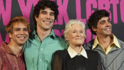 Los directores de la película española 'La bola negra' Javier Calvo (c-i) y Javier Ambrossi (d) posan junto a la actriz estadounidense Glenn Close y el director salvadoreño Julio Torres durante la alfombra roja del filme este jueves, en Nueva York (Estados Unidos). EFE/ Ángel Colmenares