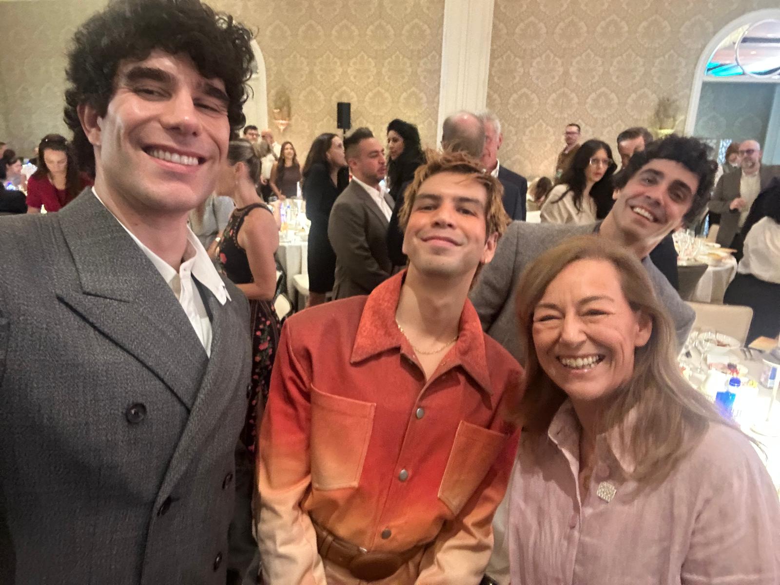 La periodista María Estévez junto a los directores de 'La bola negra', los Javis, y al actor Julio Torres, que interpreta a Juan Pablo