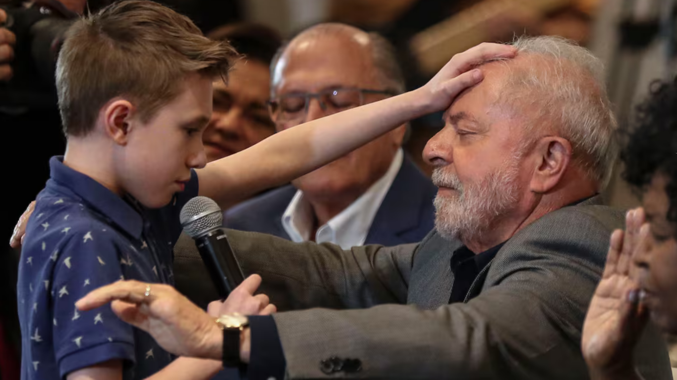 Luiz Inácio Lula da Silva recibe una oración durante la presentación de una carta a los evangélicos, en Sao Paulom Brasil.