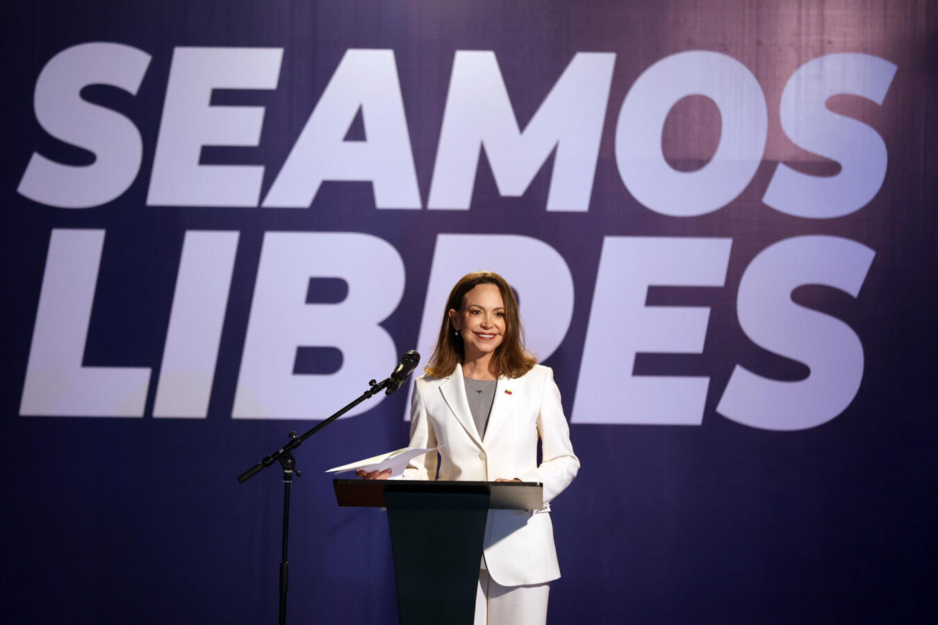 La líder opositora María Corina Machado, habla en una rueda de prensa en la Universidad Católica Andrés Bello este jueves, en Caracas (Venezuela). EFE/ Miguel Gutiérrez