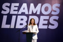 La líder opositora María Corina Machado, habla en una rueda de prensa en la Universidad Católica Andrés Bello este jueves, en Caracas (Venezuela). EFE/ Miguel Gutiérrez