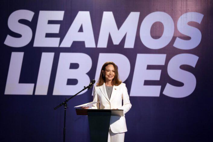 La líder opositora María Corina Machado, habla en una rueda de prensa en la Universidad Católica Andrés Bello este jueves, en Caracas (Venezuela). EFE/ Miguel Gutiérrez